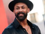 '28 ans plus tard 'Star Chi Lewis-Parry renverse les Deets sur son énorme poteau zombie
