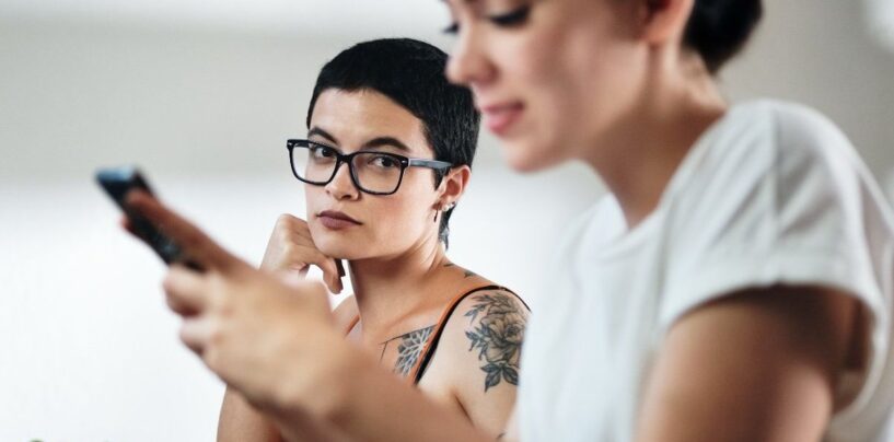 Qu'est-ce que «micro-Cheeting»? Comment repérer les signes et que faire en fonction des experts en rencontres