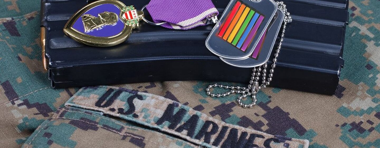Les soldats gays sont secrètement tombés follement amoureux dans les années 70, maintenant leur histoire a Internet en larmes