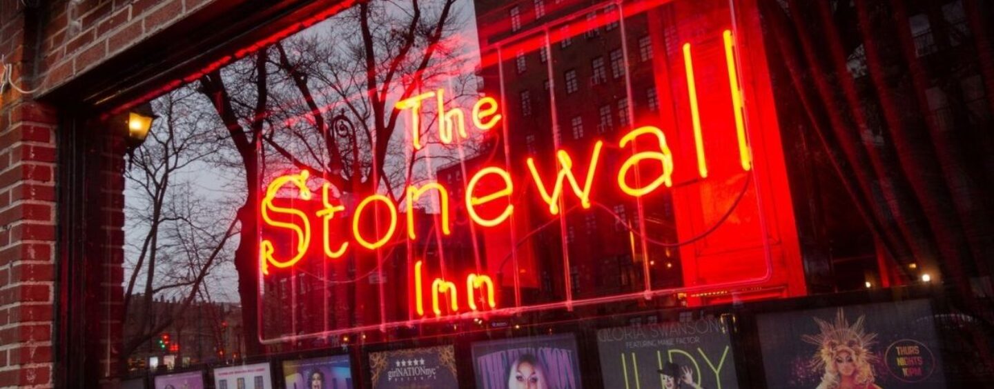 Fille de 16 ans dans un état critique après avoir tiré à l'extérieur de Stonewall Inn
