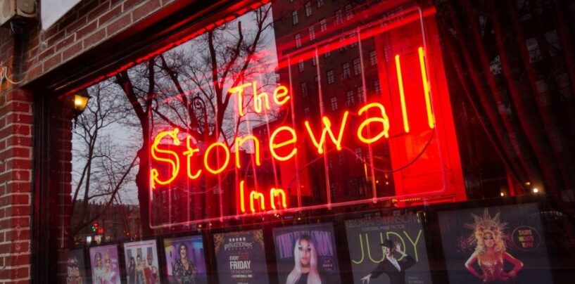 Fille de 16 ans dans un état critique après avoir tiré à l'extérieur de Stonewall Inn