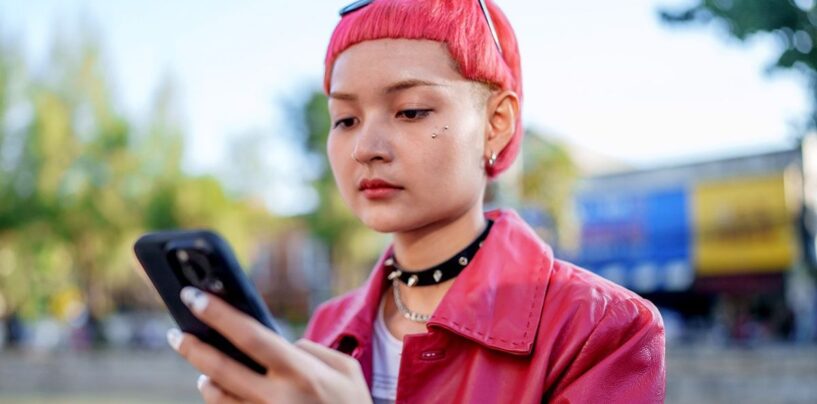 Ces hotlines sont toujours disponibles pour les jeunes LGBTQ + après que Trump ait tué 988 services