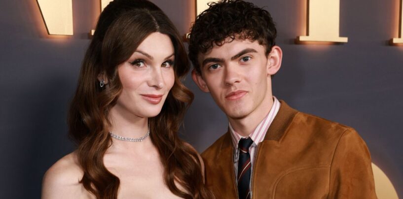 Joe Locke & Dylan Mulvaney Spark Plus de rumeurs de rencontres en devenant confortable dans un spectacle de charpentier de Sabrina