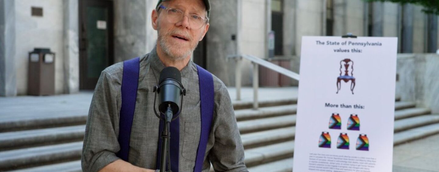 Ce grand-père gay a été condamné à une amende de 16 000 $ pour avoir protesté contre les suicides de jeunes trans, et il «recommencerait»