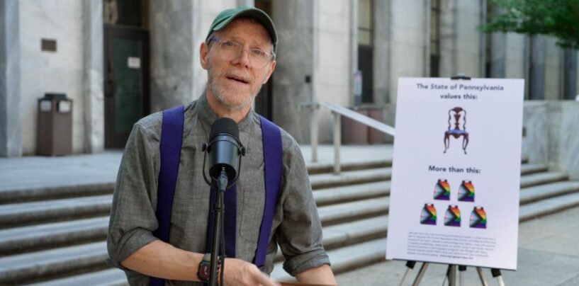 Ce grand-père gay a été condamné à une amende de 16 000 $ pour avoir protesté contre les suicides de jeunes trans, et il «recommencerait»