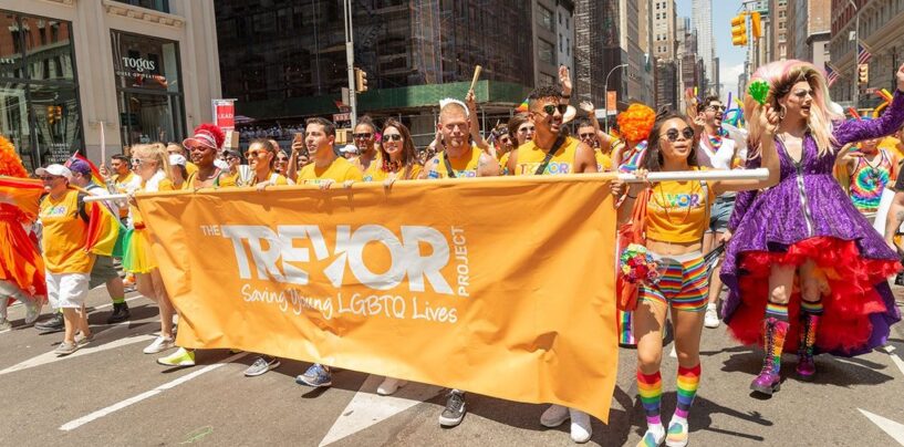 Couper le cordon sur la compassion, comment un ordre fédéral a réduit les lignes de vie à des millions de jeunes LGBTQ +