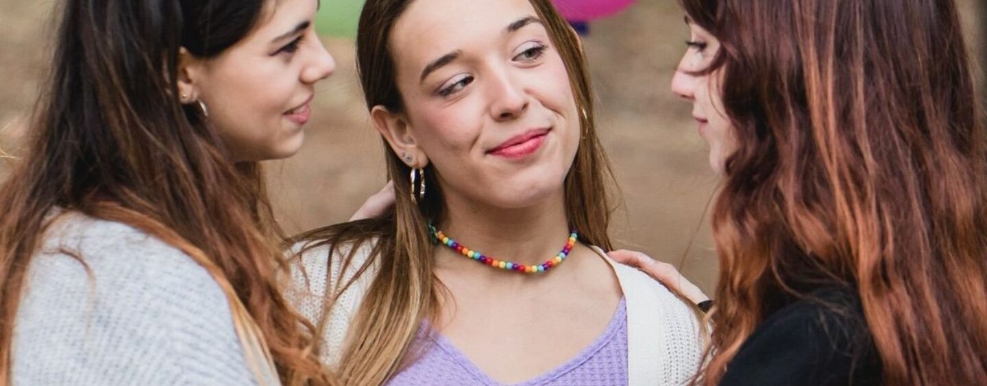 Qu'est-ce que la «compersion» et pourquoi les gens LGBTQ + sont-ils plus susceptibles de le ressentir? Les experts sexuels expliquent