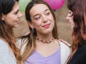 Qu'est-ce que la «compersion» et pourquoi les gens LGBTQ + sont-ils plus susceptibles de le ressentir? Les experts sexuels expliquent