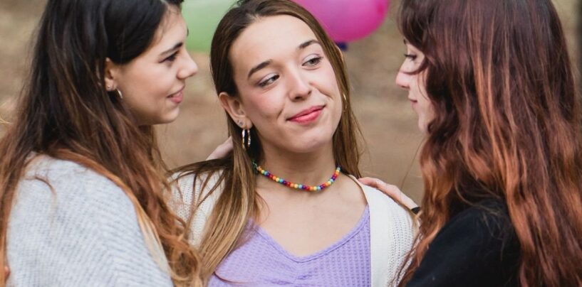 Qu'est-ce que la «compersion» et pourquoi les gens LGBTQ + sont-ils plus susceptibles de le ressentir? Les experts sexuels expliquent