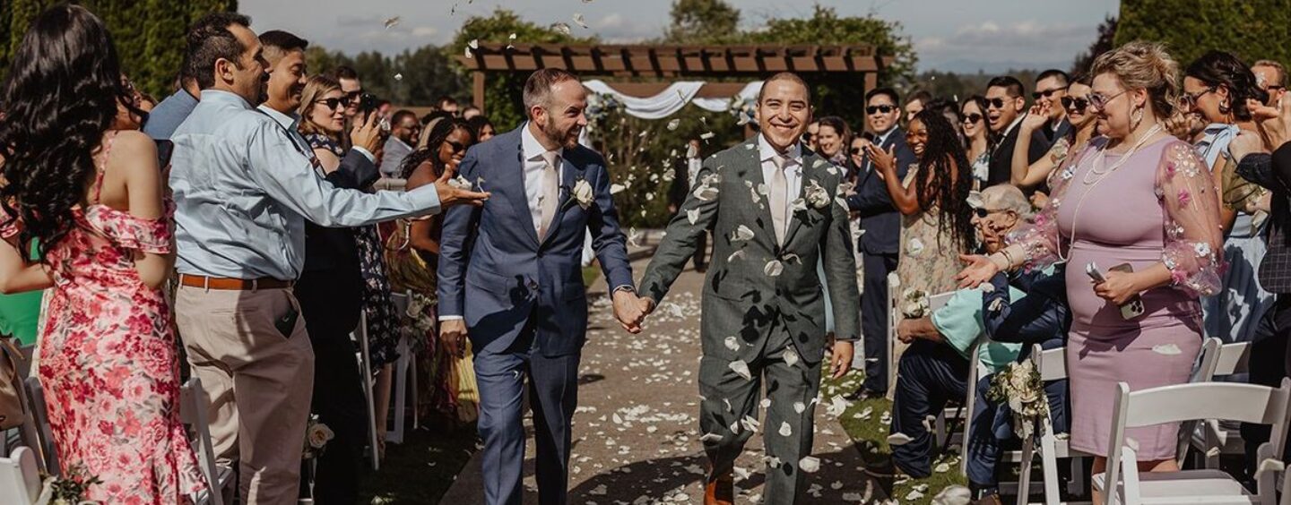 L'ancien porte-parole de Kamala Harris célèbre son histoire d'amour gay audacieuse le jour de son mariage (sur photos)