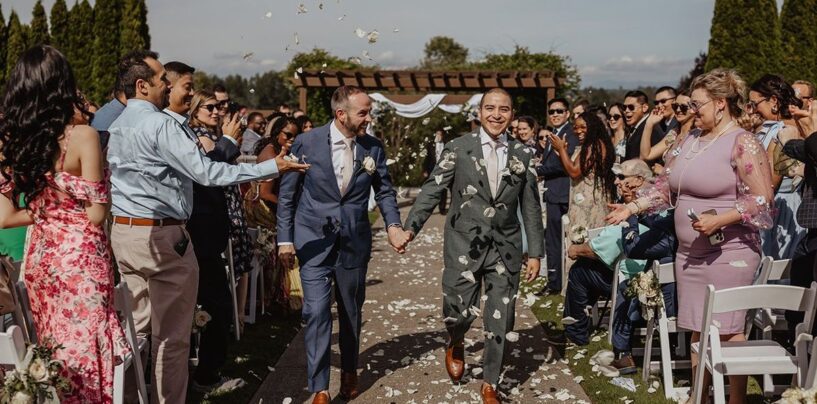 L'ancien porte-parole de Kamala Harris célèbre son histoire d'amour gay audacieuse le jour de son mariage (sur photos)