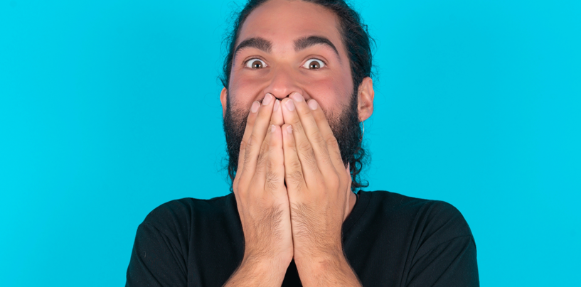 Bottoms up? La forme effrontée de la bouteille de bière de plage a des gays qui font une double prise
