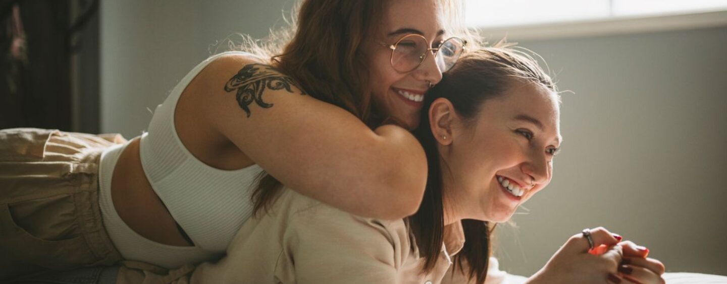 Qu'est-ce qu'un «fond lesbien? LGBTQ + Experts sexuels expliquent et donnent des conseils sur la façon de le faire correctement