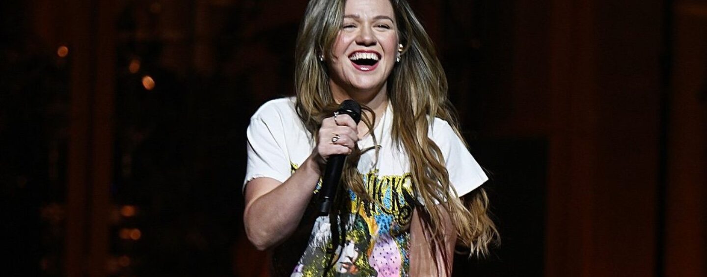 Le nouveau look de Kelly Clarkson est tellement gay – et bien sûr les lesbiennes en spirale