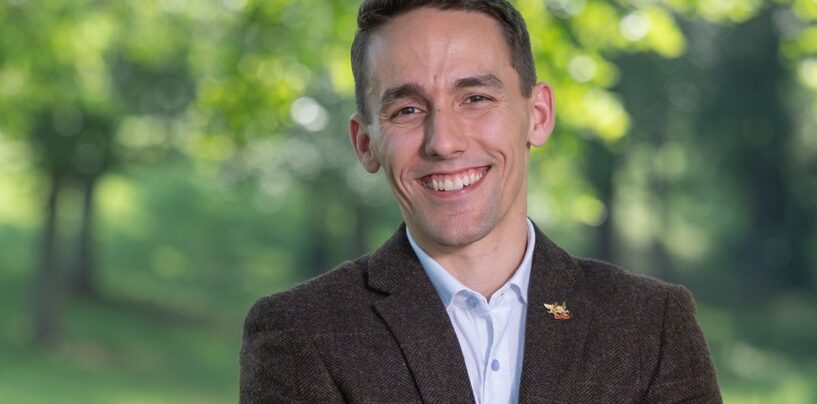 Rencontrez le vétéran de la marine gay en essayant de retourner un siège au Congrès rouge en Virginie