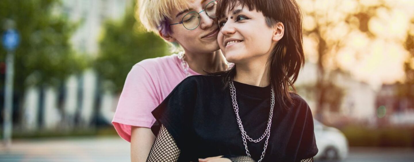 Qu'est-ce qu'un «haut lesbien? Les experts LGBTQ + sexs expliquent et donnent des conseils sur la garniture