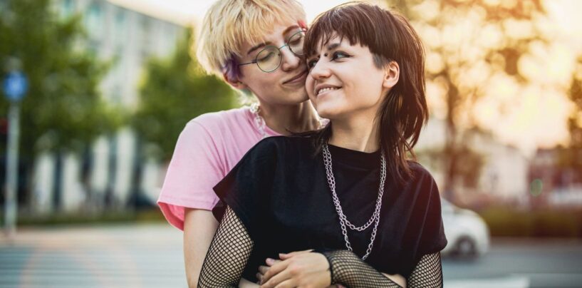 Qu'est-ce qu'un «haut lesbien? Les experts LGBTQ + sexs expliquent et donnent des conseils sur la garniture