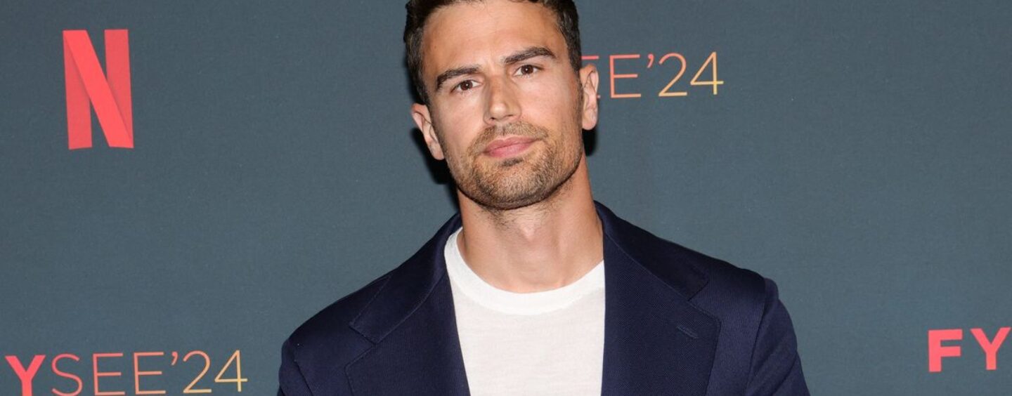 Speedo super serré de Theo James dans les photos sexy Dolce et Gabbana ont les gays en spirale