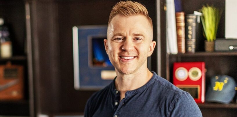 Ce réservoir de la marine gay se présente pour représenter la région de Virginia Beach au Congrès