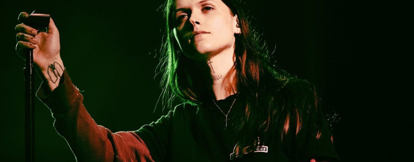 Ethel Cain discute des messages racistes refacés dans une interview révélatrice