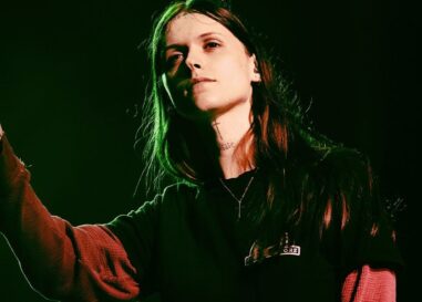 Ethel Cain discute des messages racistes refacés dans une interview révélatrice