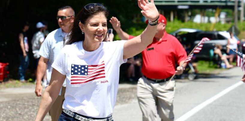 Ce gouverneur républicain a opposé son veto aux factures d'interdiction anti-LGBTQ + du livre et de salle de bain