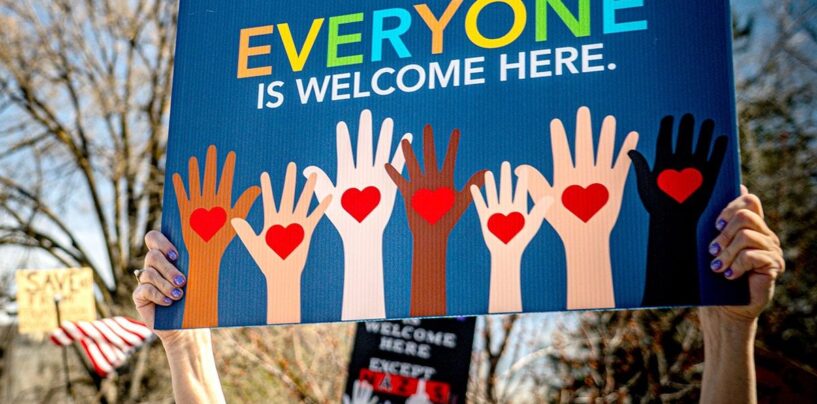 Le procureur général de l'Idaho dit aux écoles d'interdire «tout le monde est les bienvenus ici»