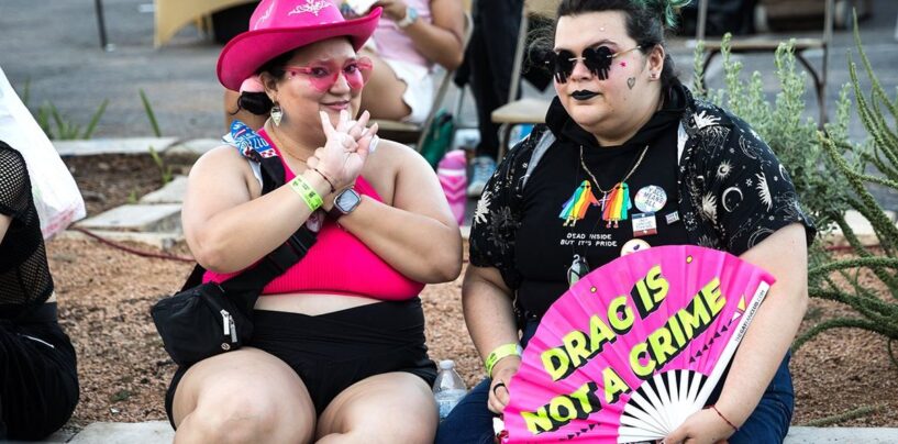 Les Texans LGBTQ + Latinx Black et Latinx trouvent la joie et l'espoir à l'Université Drag