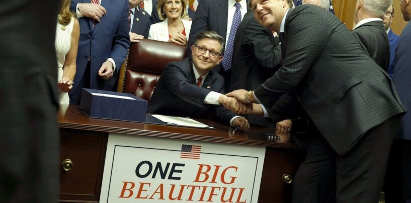 Pourquoi les LGBTQ + défendent l'espoir que «  One Big Beautiful Bill '' de Trump coûte aux républicains en 2026