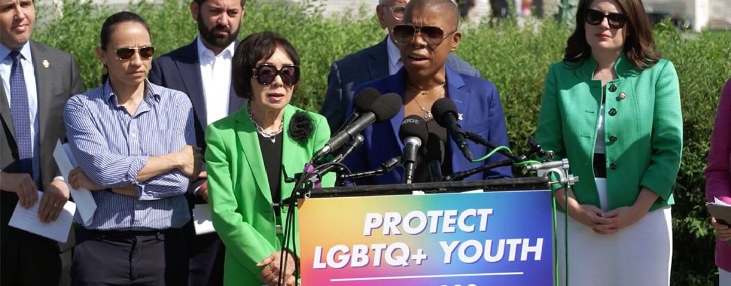 Pourquoi un groupe bipartite de législateurs exige que Trump sauve le LGBTQ + 988 Crisis Lifeline