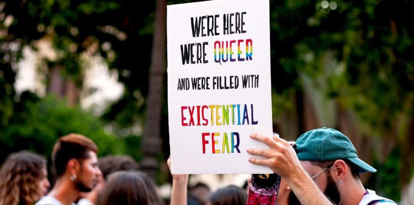 Quand la balise s'assombrit: comment la régression américaine sur les positions sociales alimente la répression globale