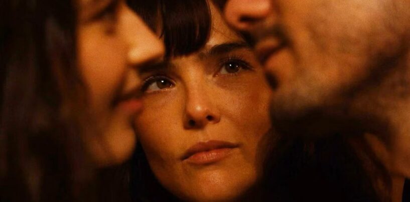Le chaos bisexual se déroule dans la bande-annonce de trio avec Zoey Deutch