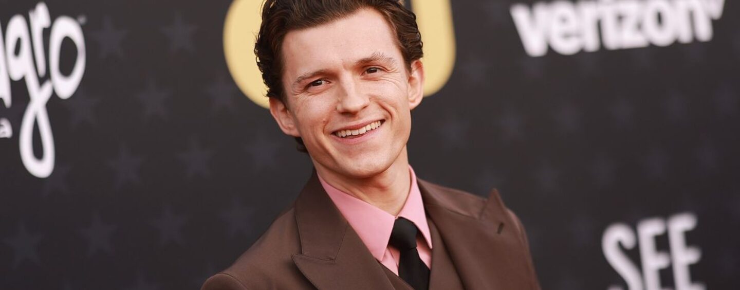Le costume sexy et serré de Spider-Man de Tom Holland fait que les gays deviennent sauvages