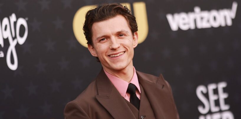 Le costume sexy et serré de Spider-Man de Tom Holland fait que les gays deviennent sauvages