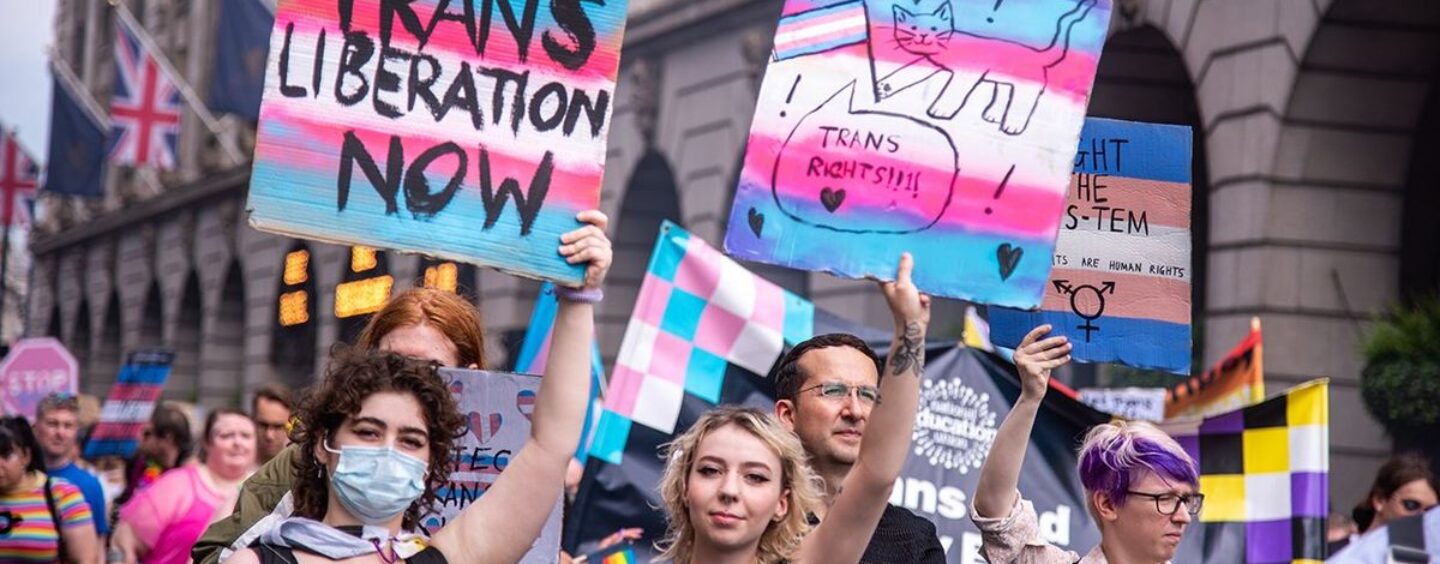 Quel pays est sur le point de mettre en œuvre une interdiction de salle de bain transgenre à l'échelle nationale?