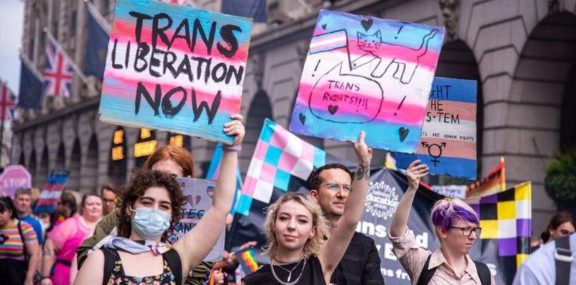 Quel pays est sur le point de mettre en œuvre une interdiction de salle de bain transgenre à l'échelle nationale?