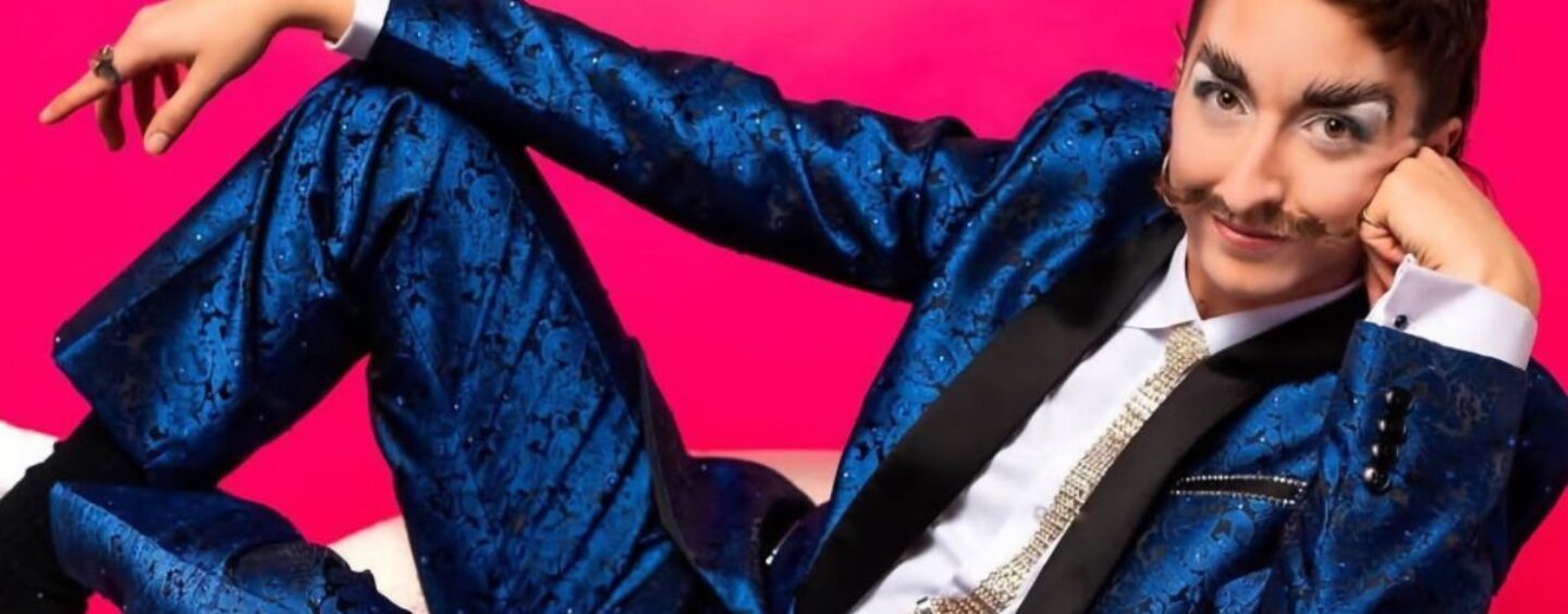Dick von Dyke de King of Drag est en train d'armement le regard masculin gay pour lancer des portes de traînée