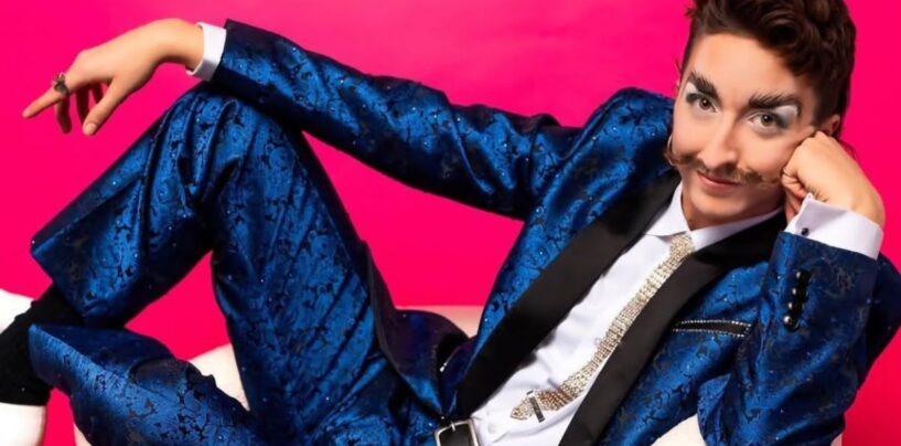 Dick von Dyke de King of Drag est en train d'armement le regard masculin gay pour lancer des portes de traînée