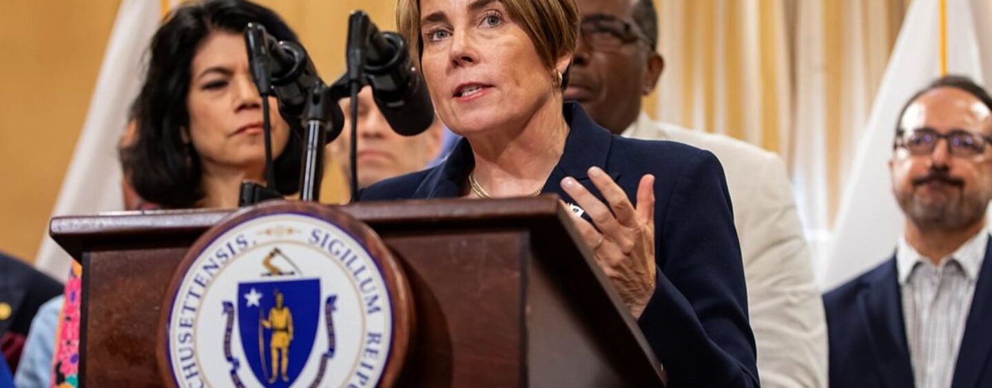 Massachusetts Le gouverneur lesbien Maura Healey signe une loi sur le bouclier des soins avortement et affirmant les sexes