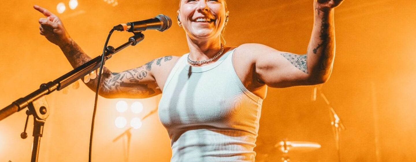 La chanteuse lesbienne Lucy Spraggan a déchiré ses lèvres sur un harnais