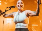 La chanteuse lesbienne Lucy Spraggan a déchiré ses lèvres sur un harnais