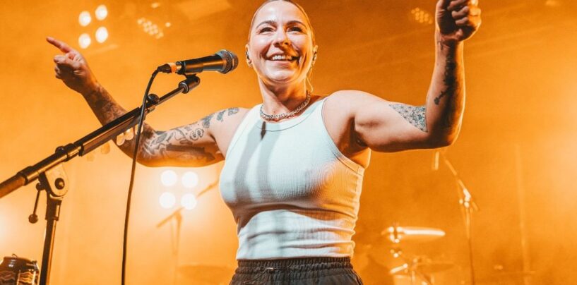 La chanteuse lesbienne Lucy Spraggan a déchiré ses lèvres sur un harnais