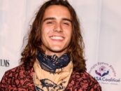 Charlie Gillespie cache ses produits avec juste une guitare et les gays deviennent sauvages