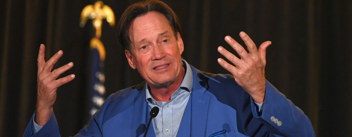 Internet rappelle brutalement à Kevin Sorbo son baiser gay après avoir détesté les pom-pom girls masculins