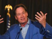 Internet rappelle brutalement à Kevin Sorbo son baiser gay après avoir détesté les pom-pom girls masculins
