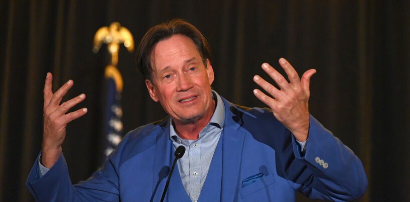 Internet rappelle brutalement à Kevin Sorbo son baiser gay après avoir détesté les pom-pom girls masculins