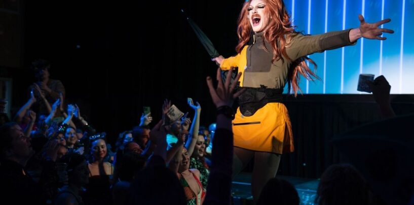 Le couple de randonnée a le plus de lune de miel lesbienne en randonnée pour voir Pattie Gonia