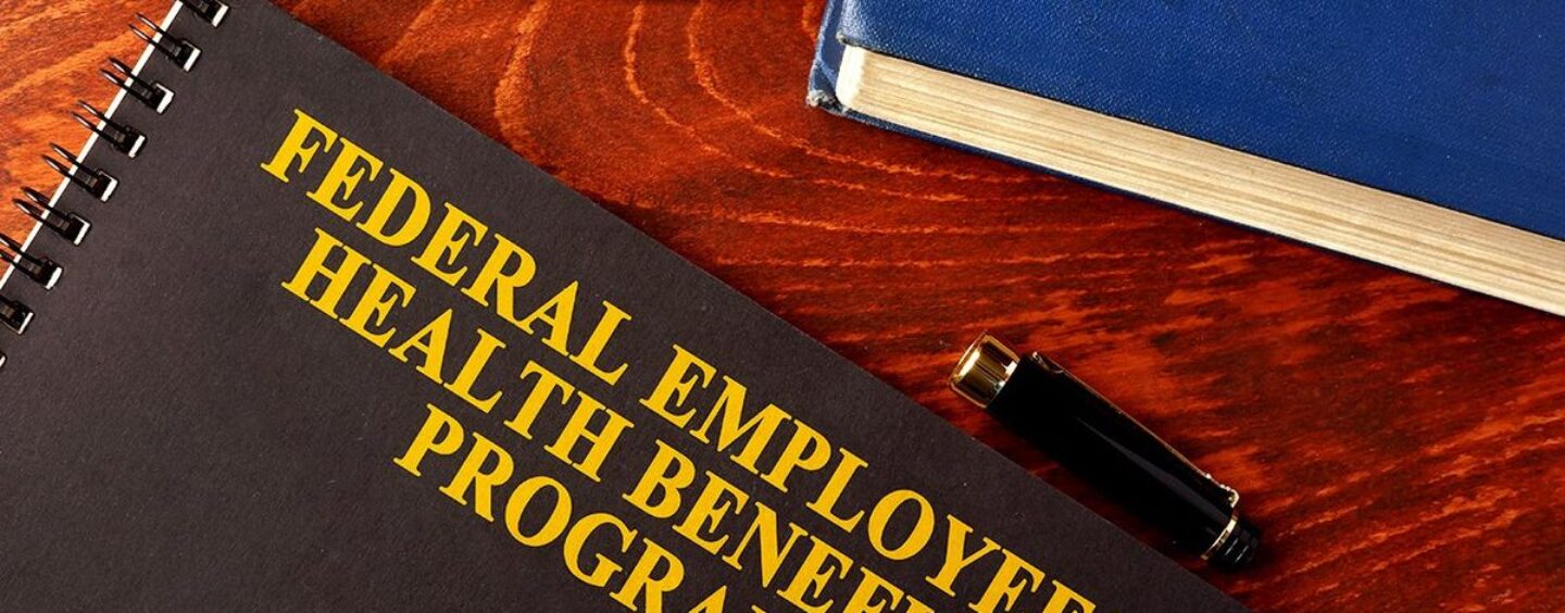 Trump Admin. Interdit tranquillement l'assurance maladie fédérale de couvrer les soins affirmants entre les sexes