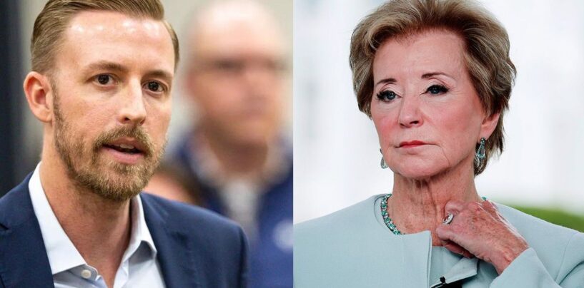 La secrétaire à l'Éducation, Linda McMahon, snobs, le surintendant extrémiste des écoles de l'Oklahoma