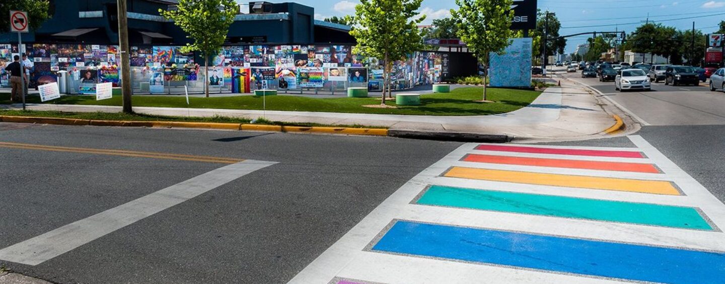Indignation après la Floride peint tranquillement sur Orlando Pulse Shooting Memorial